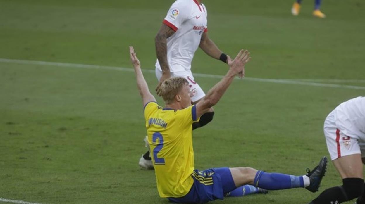 Jonsson ante el Sevilla en la pasada temporada.