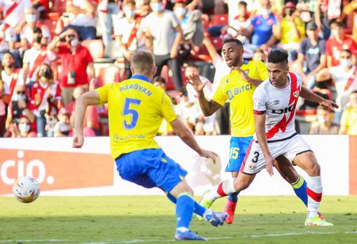 Akapo ya no es titular en el Cádiz CF.