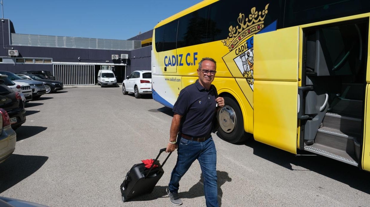 Álvaro Cervera subiendo al autobús en una imagen de archivo.