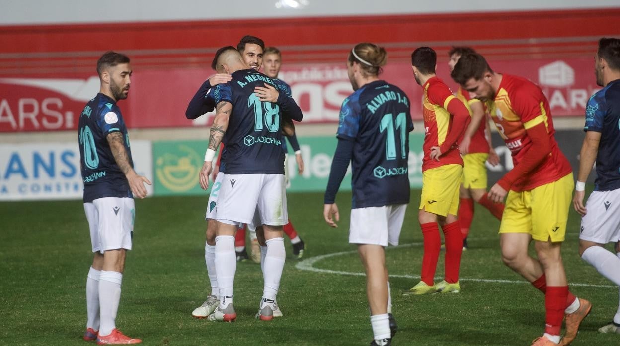 Martín Calderón se abraza con Álvaro Negredo en el encuentro de la Copa del Rey.