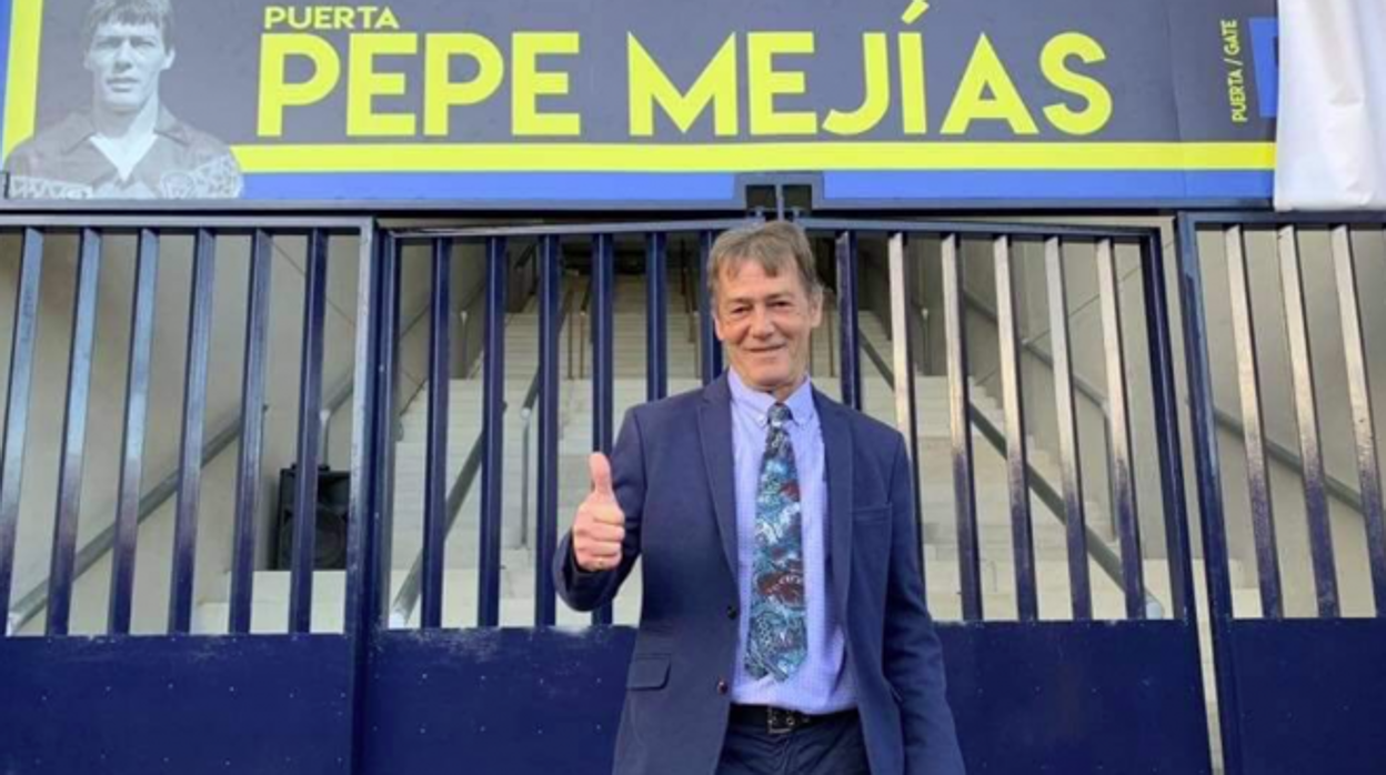 pepe mejias, en su puerta de carranza.