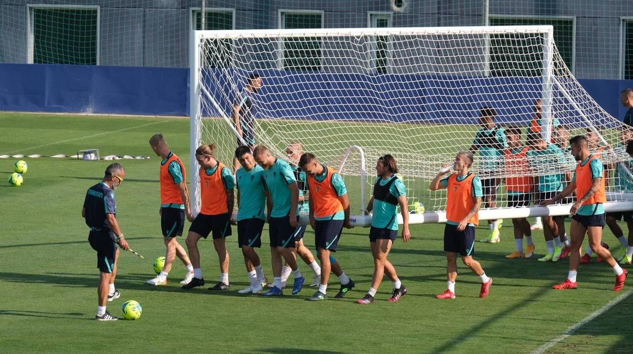 Álvaro Cervera junto a su plantilla en un entrenamiento.