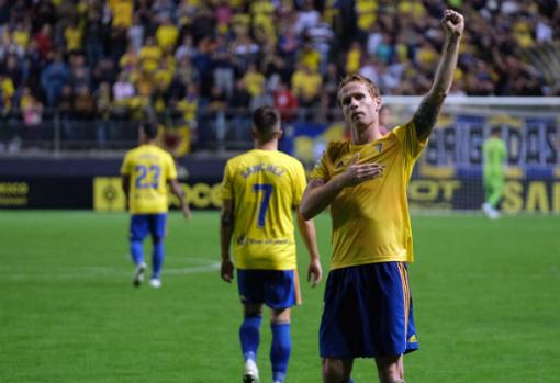 Álex celebra un gol con el Cádiz CF.