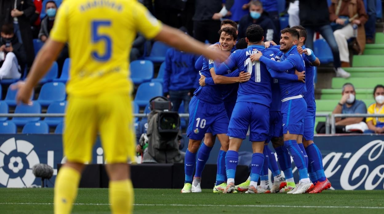 Los jugadores del Getafe celebran uno de los goles marcados al Cádiz.