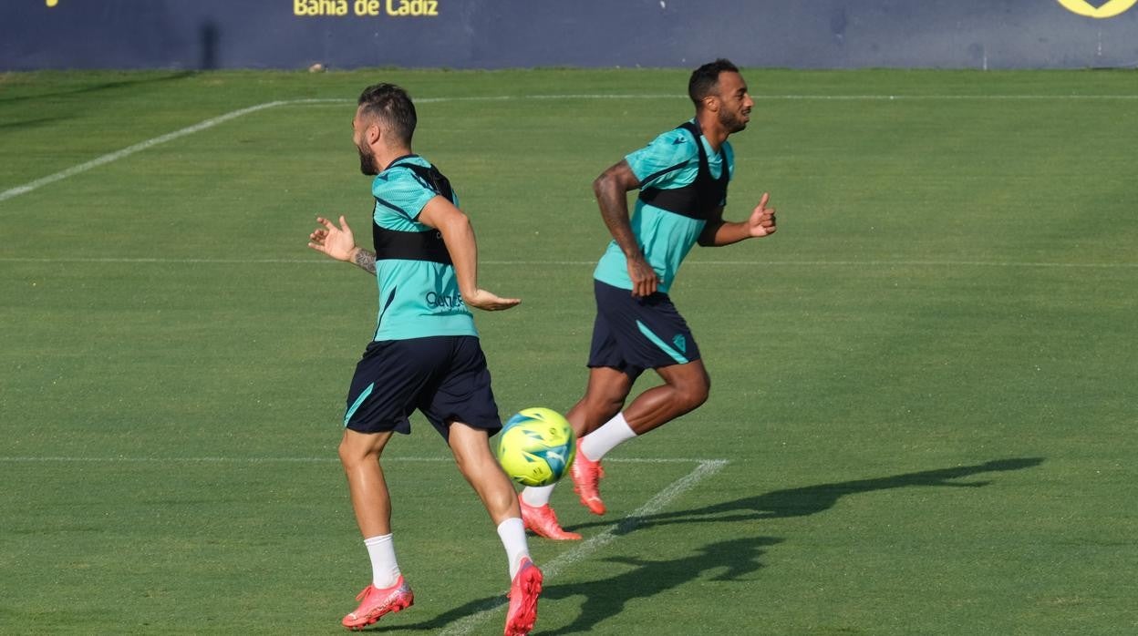 Alberto Perea y Carlos Akapo en un entrenamiento del Cádiz CF.