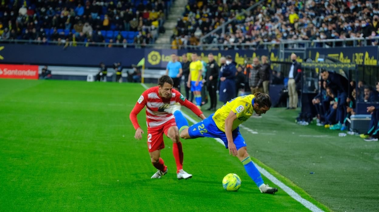 'Pacha' Espino completó otro buen partido con el Cádiz CF.