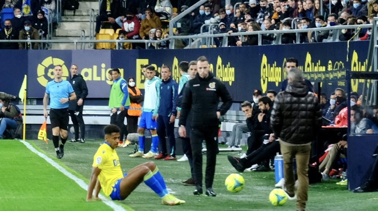 Lozano sentado en la banda, junto a Cervera y el cuarto árbitro.