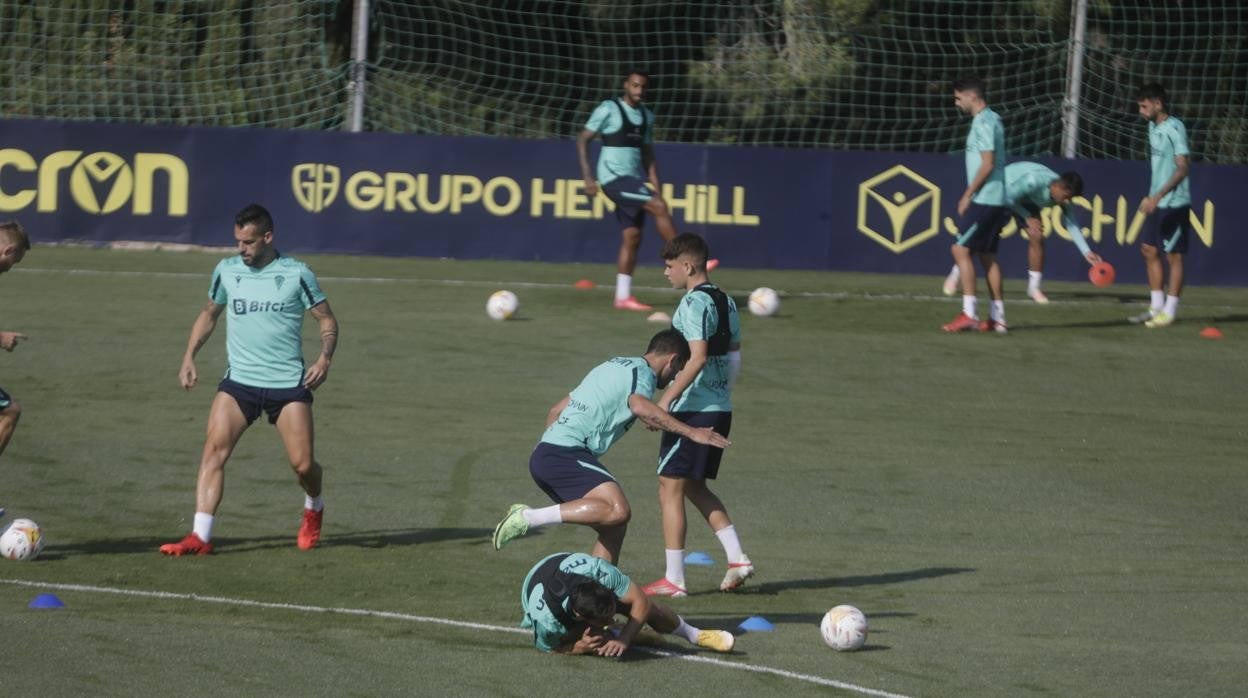 Negredo y Bastida con otros compañeros en un entrenamiento del Cádiz.