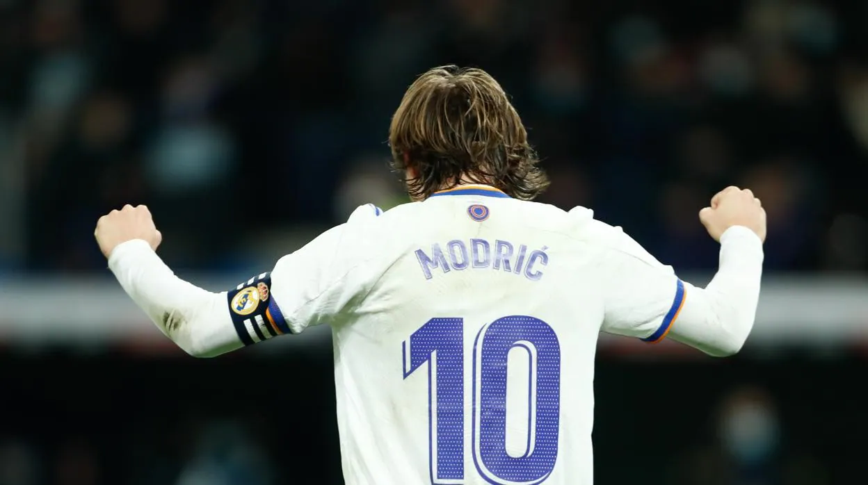 Luka Modric con el brazalete de capitán del Real Madrid.