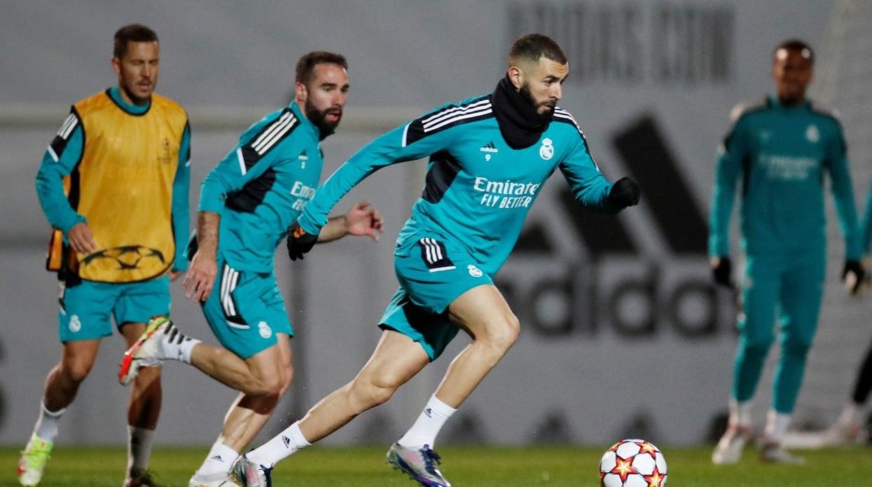 Hazard al fondo con Carvajal y Benzema en primer plano durante un entrenamiento.