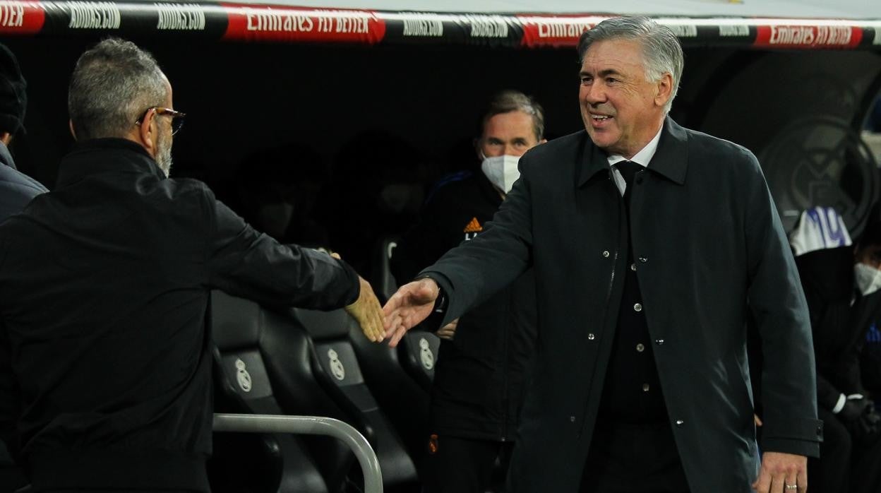 cervera y ancelotti se dan la mano antes del encuentro.