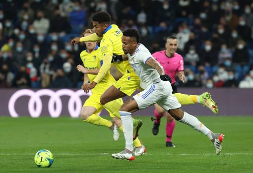 'Choco' Lozano en una pugna con el madridista Militao.