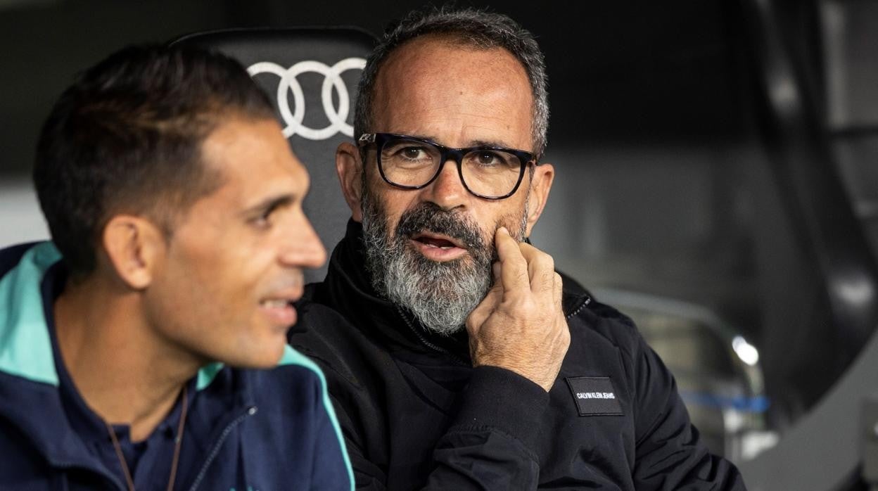 Álvaro Cervera, en el banquillo del Bernabéu, junto a su segundo Roberto Perera.