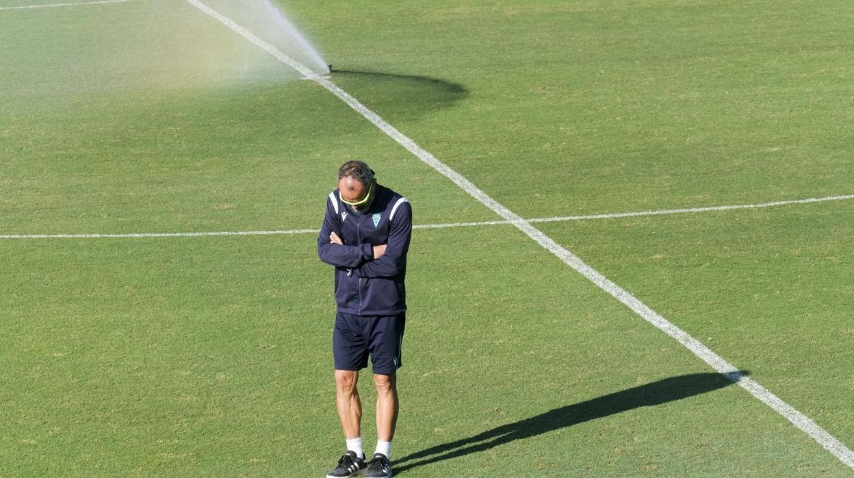 Álvaro Cervera pensativo durante un entrenamiento.