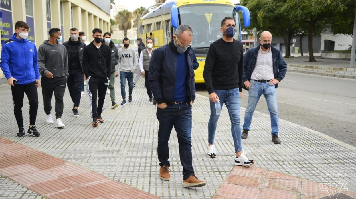 Los jugadores de la plantilla cadista llegando al tanatorio en el autobús oficial para rendir homenaje a Navarrete.