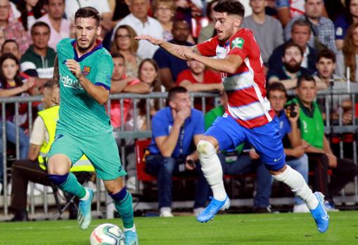 Carles Pérez, aún en el Barcelona contra el Granada, junto al portuense Carlos Neva.