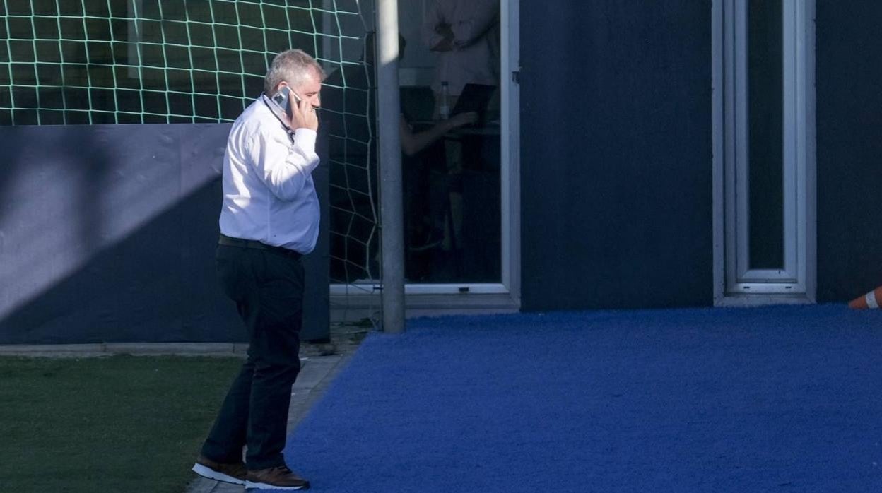 Manuel Vizcaíno, presidente del Cádiz CF, haciendo gestiones en El Rosal.