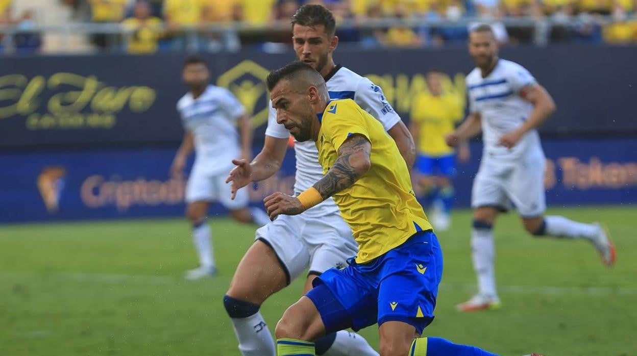 Las bajas pueden devolver al exsevillista Negredo al once del Cádiz CF.