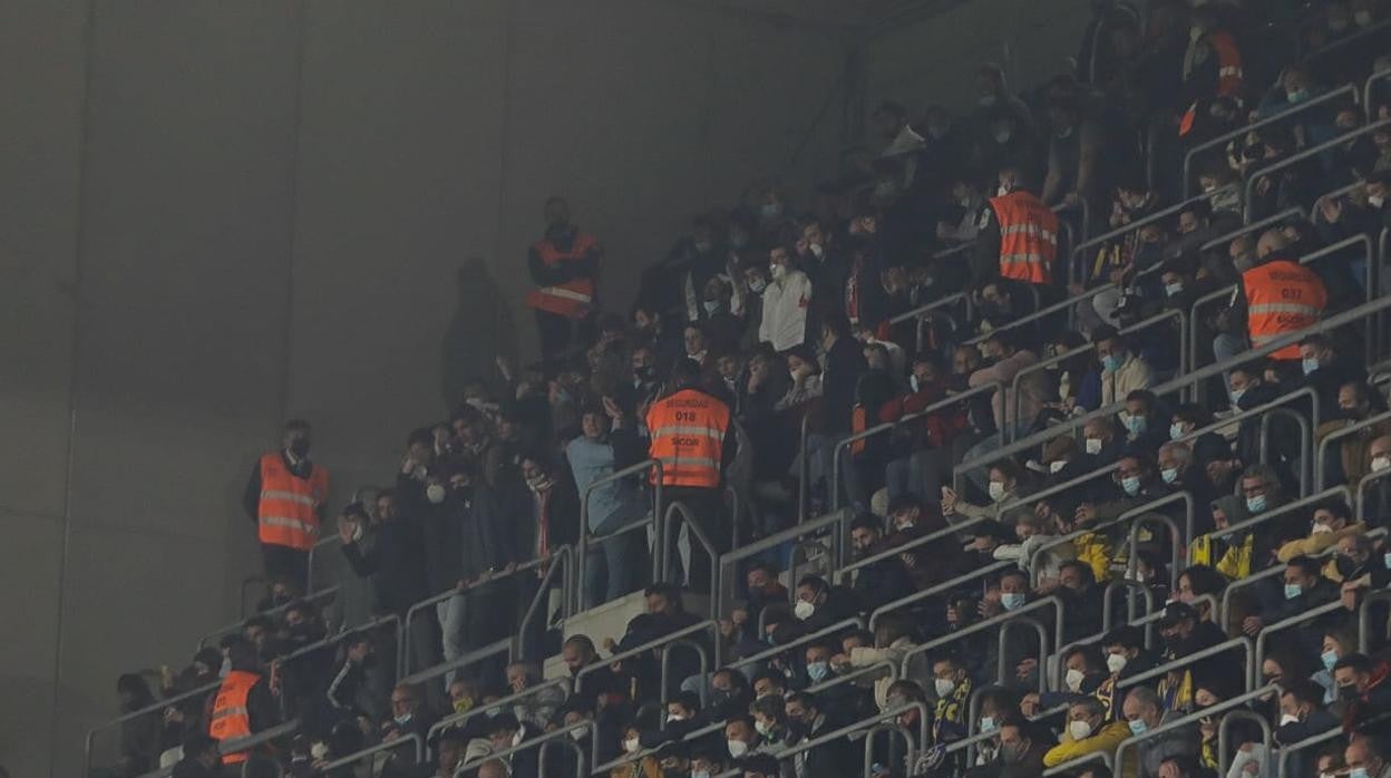 Aficionados del Sevilla en Tribuna Alta