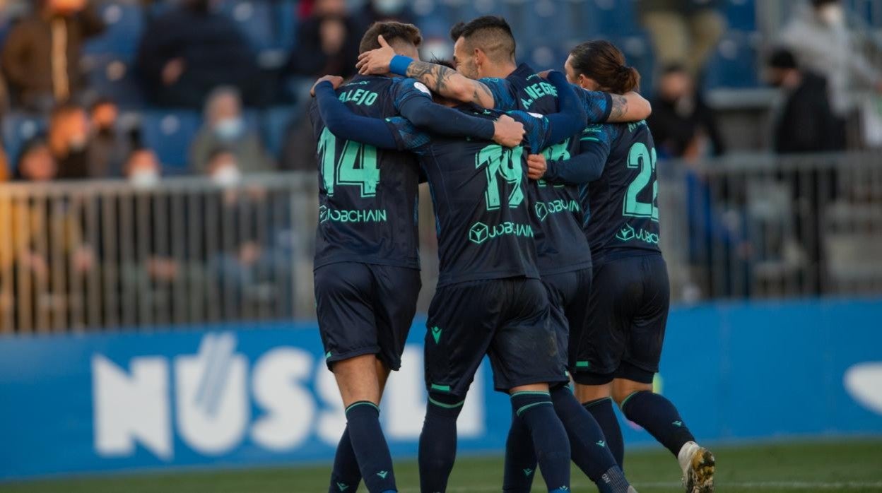 Los jugadores del Cádiz celebran el gol de Tomy Alarcón ante el Fuenlabrada.