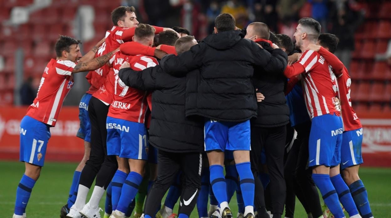 Los jugadores del Sporting celebran la victoria contra el Villarreal.