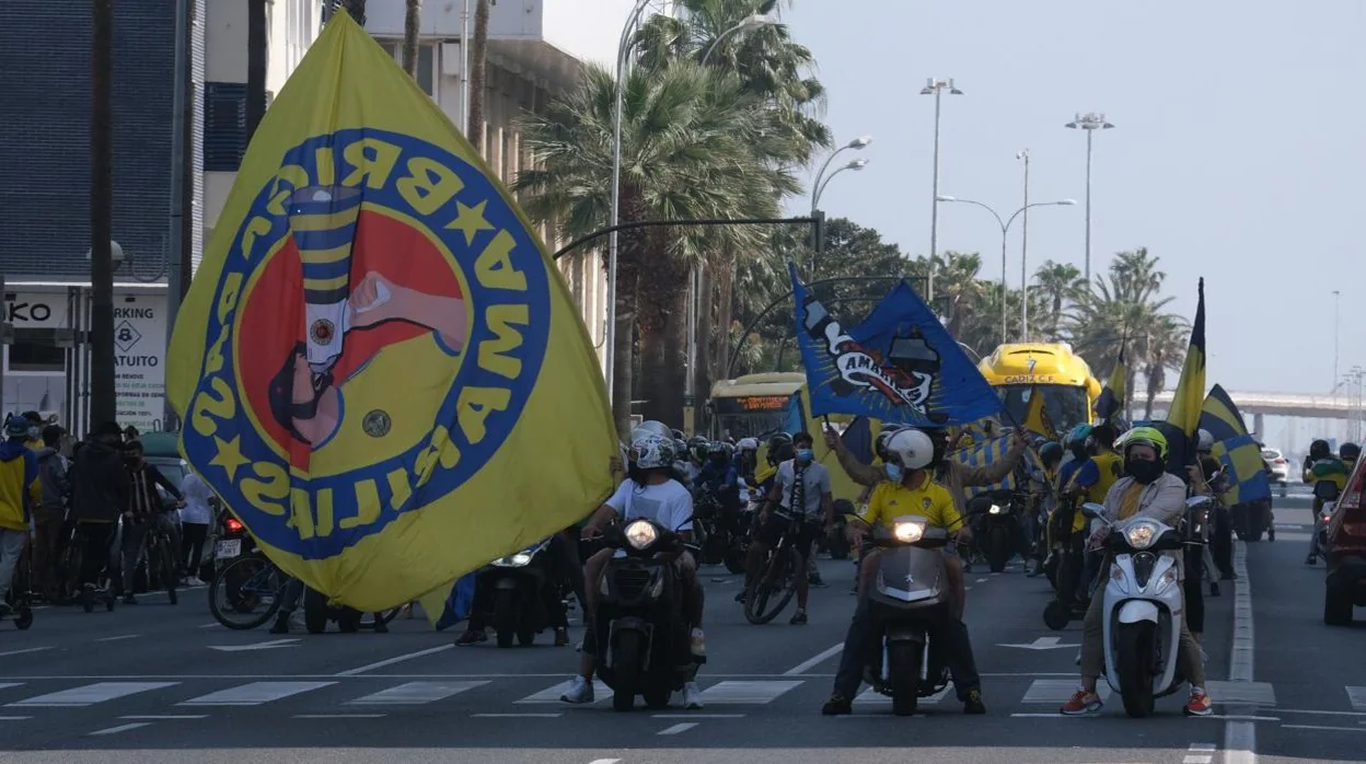 Los aficionados del colectivo Brigadas Amarillas en las calles de Cádiz.