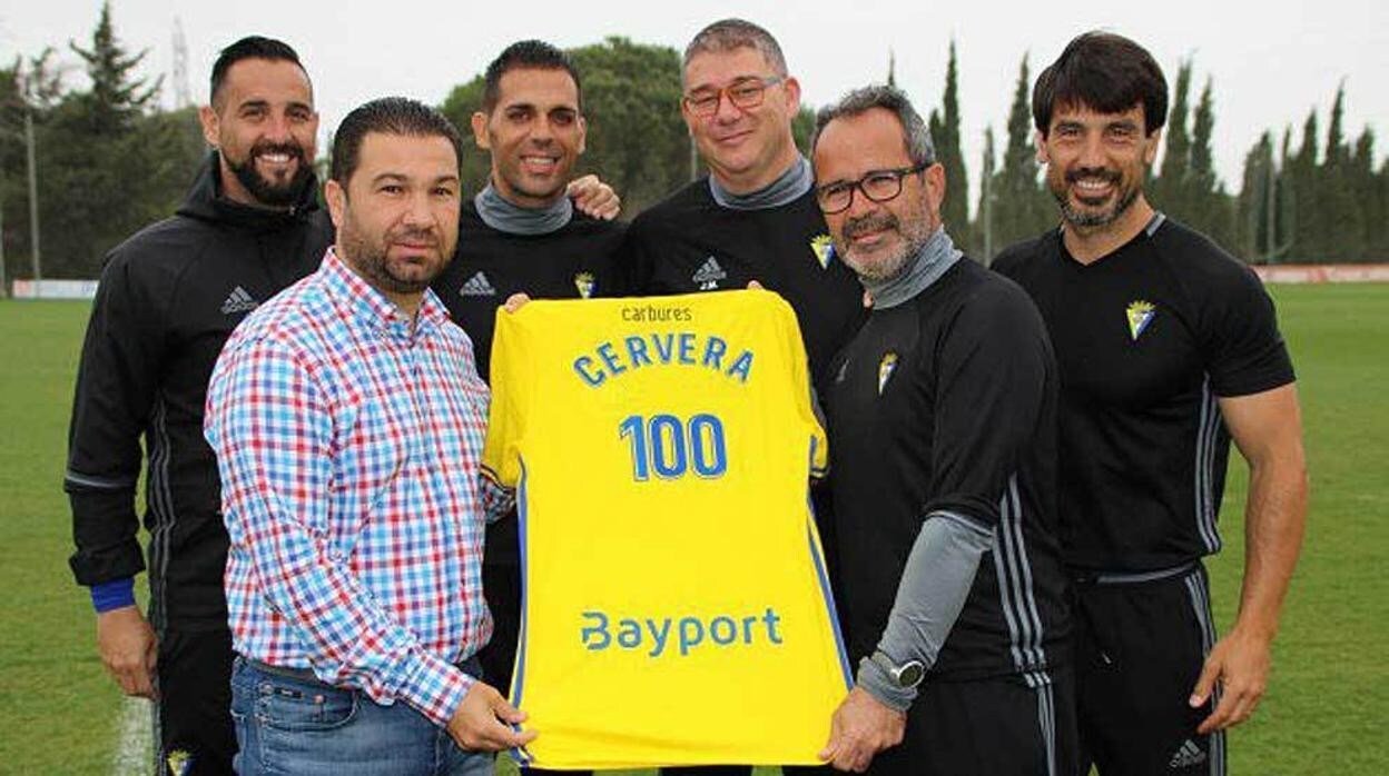 Álvaro Cervera, su cuerpo técnico y Juan Carlos Cordero el día que cumplían 100 partidos en el Cádiz