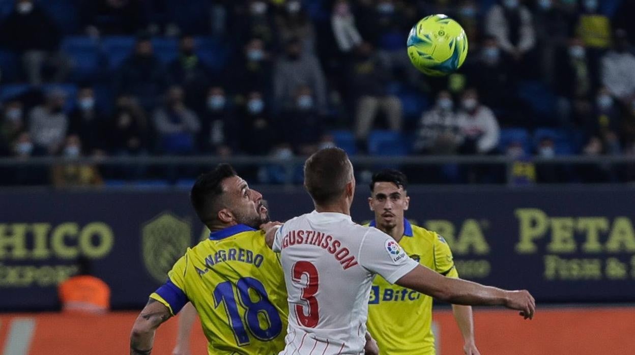 Martín Calderón contempla la lucha entre Negredo y Augustinsson durante su último encuentro en el Cádiz CF.