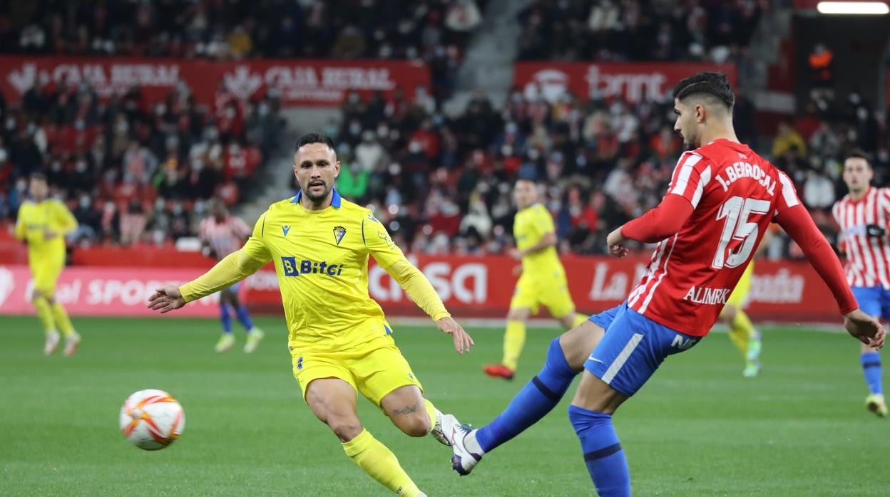 Andone jugó en El Molinón como titular.