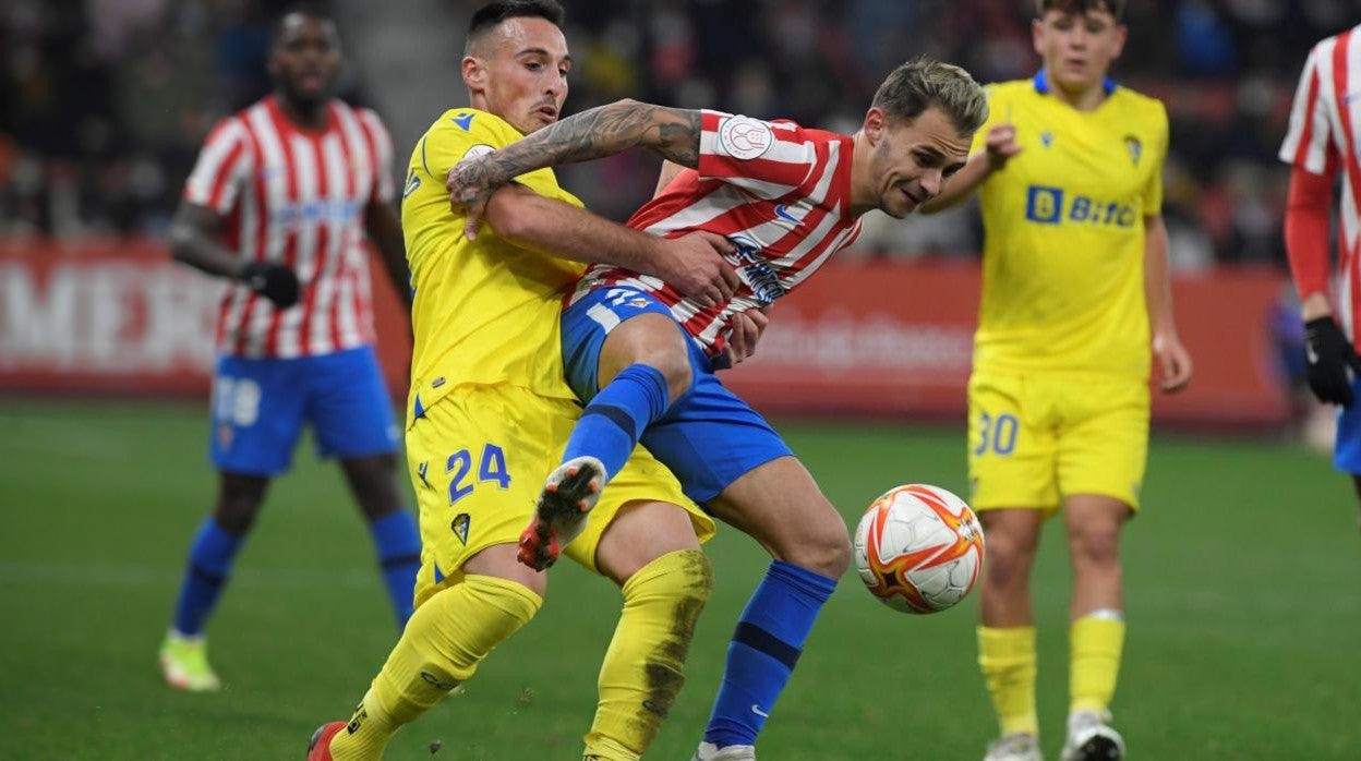 Fede San Emeterio en el partido ante el Sporting ante Villalba.