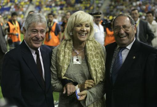 Paco Gento y Manolín Bueno en Carranza, durante su homenaje, con la entonces alcaldesa de Cádiz, Teófila Martínez.