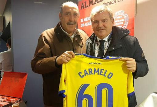 Carmelo junto a Vizcaíno con una camiseta conmemorativa.