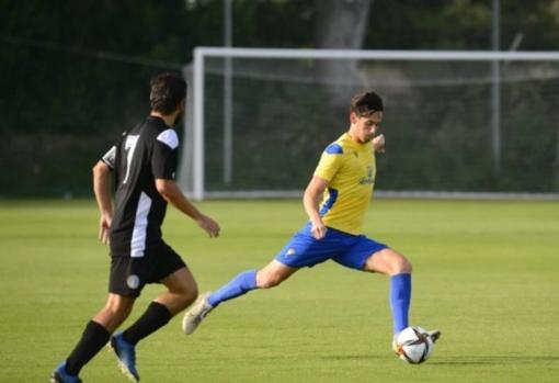 Joaco Moisello jugando en un amistoso con el Cádiz B el pasado verano.