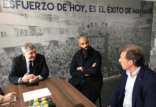 Kanouté junto a Manuel Vizcaíno y Óscar Arias en una visita al Rosal hace dos años.