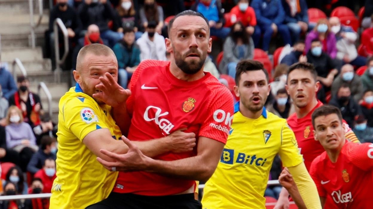 Haroyan pugna con Muriiqi en una jugada a balón parado.