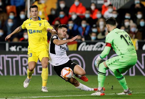 Luis Hernández en el encuentro de la Copa del Rey ante el Valencia en Mestalla.