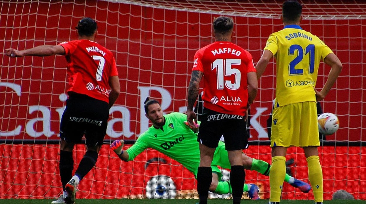 Ledesma no pudo atajar ninguno de los «dos penaltis de risa » pitados en Mallorca.