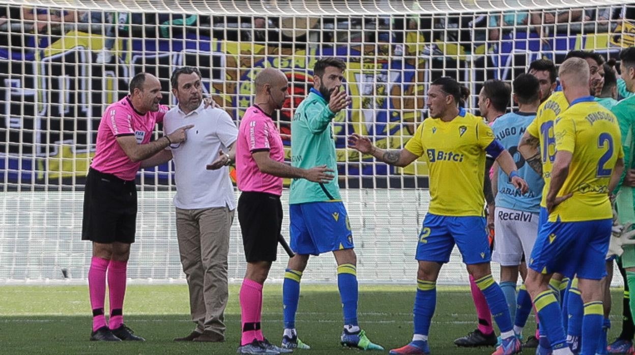 Sergio conversa con Mateu Lahoz al final del partido.