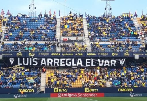 Con esta pancarta recibió el Cádiz CF al estamento arbitral.