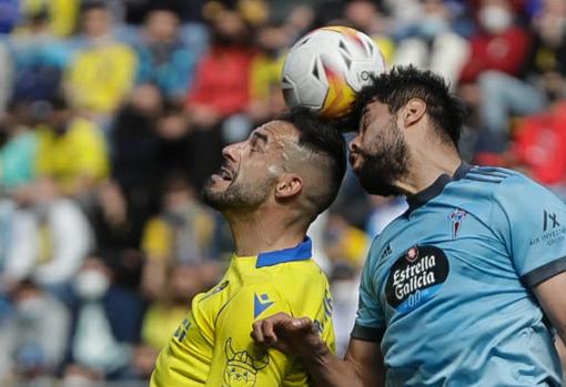 Álvaro Negredo salta junto a Néstor Araújo.