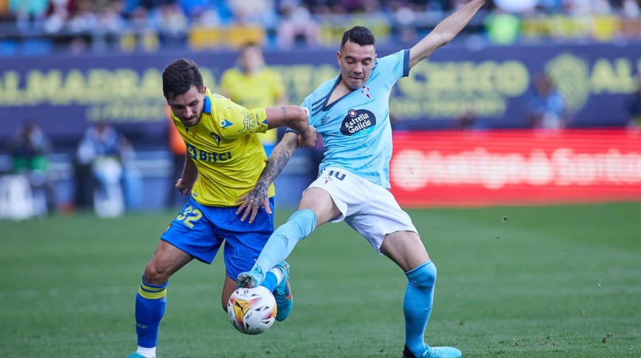 Chust ante Iago Aspas en el Cádiz-Celta.