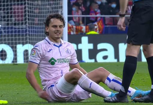 Enes Ünal se marchó lesionado ante el Atlético.