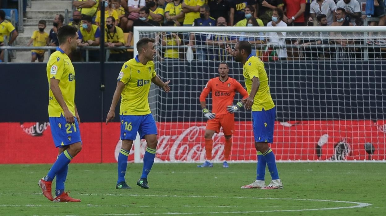 Ledesma, al fondo, observa como Fali y Cala discuten tras un gol encajado en la era Cervera.