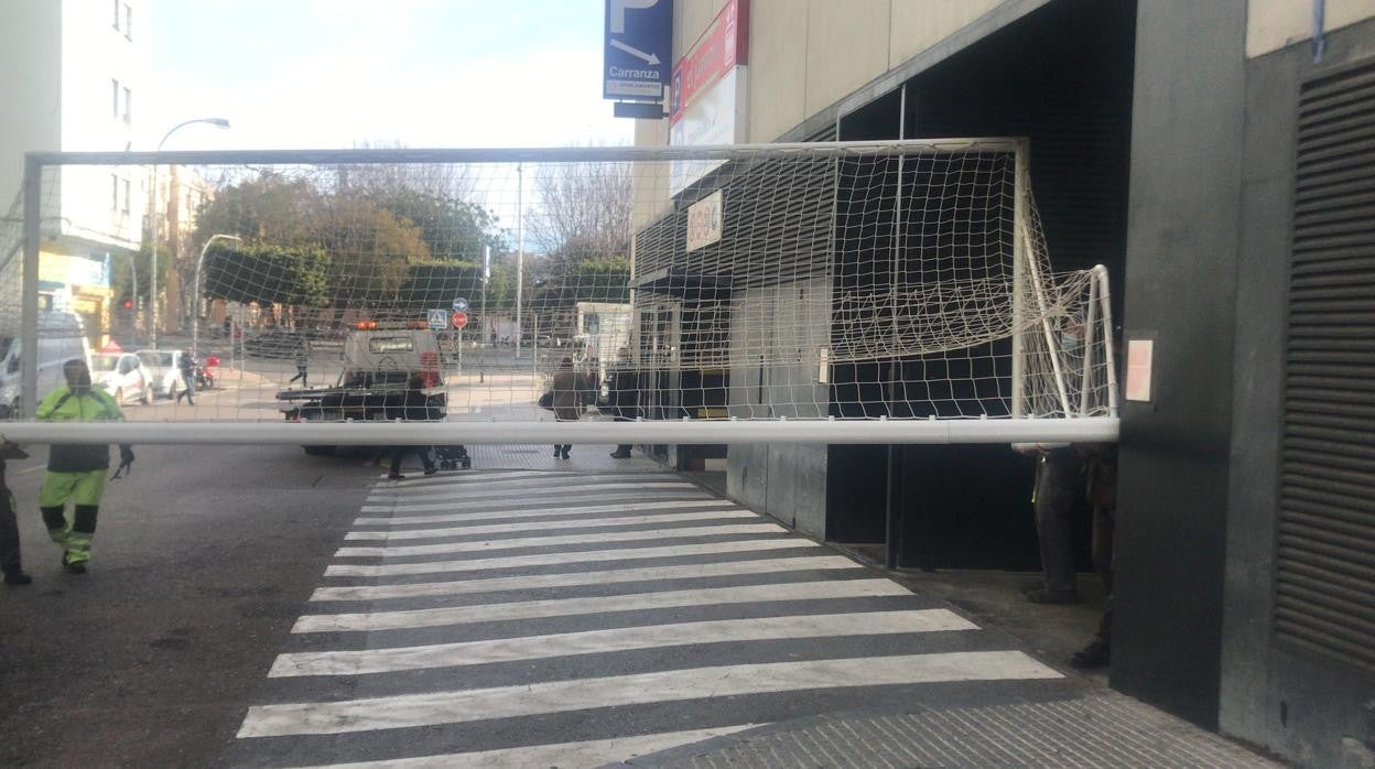 Varios operarios introducen una portería en el estadio gaditano este miércoles.