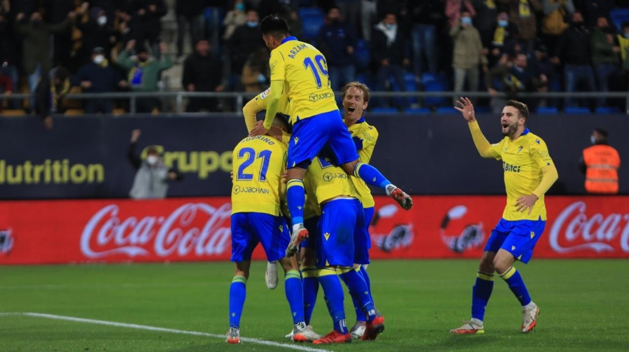 Los jugadores del Cádiz celebran un gol en un partido de esta temporada.