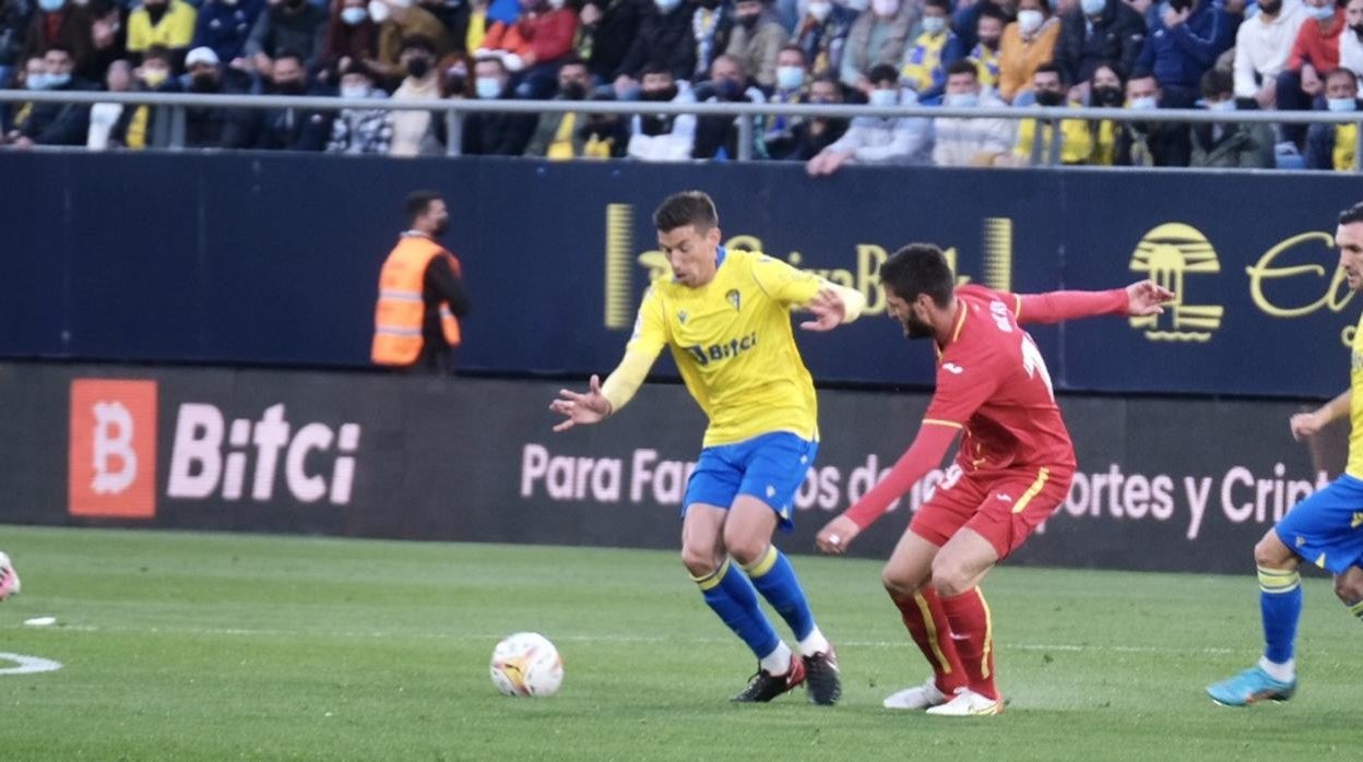 Rubén Alcaraz en un lance del partido ante el Getafe.