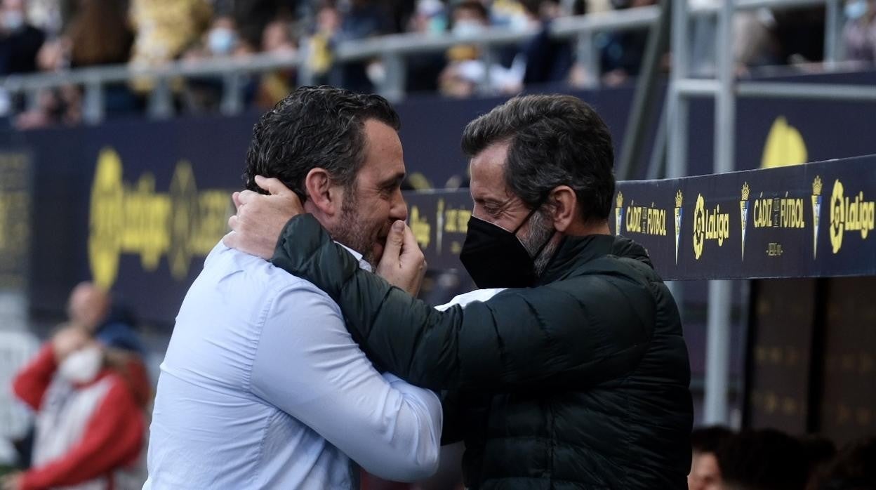 Sergio y Quique se saludan antes del partido.