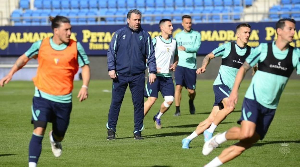 Sergio observa atentamente una sesión de entrenamiento en el Nuevo Mirandilla