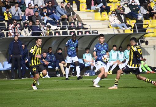 Álvaro Bastida jugando con el Cádiz B en Lepe ante el San Roque.