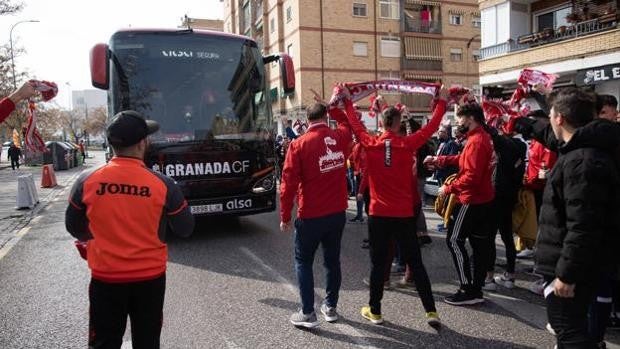 La afición del Granada recibirá a su equipo en la previa del partido